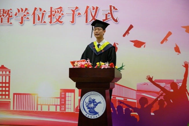 本科毕业生代表李嘉丰发表感言2019届研究生毕业生代表余嘉裕同学,带